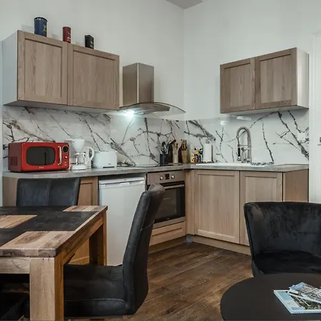 Les Lys D'or Avec Jacuzzi Apartment *