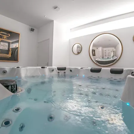 Les Lys D'or Avec Jacuzzi Apartment