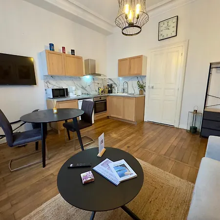 Les Lys D'or Avec Jacuzzi Apartment *